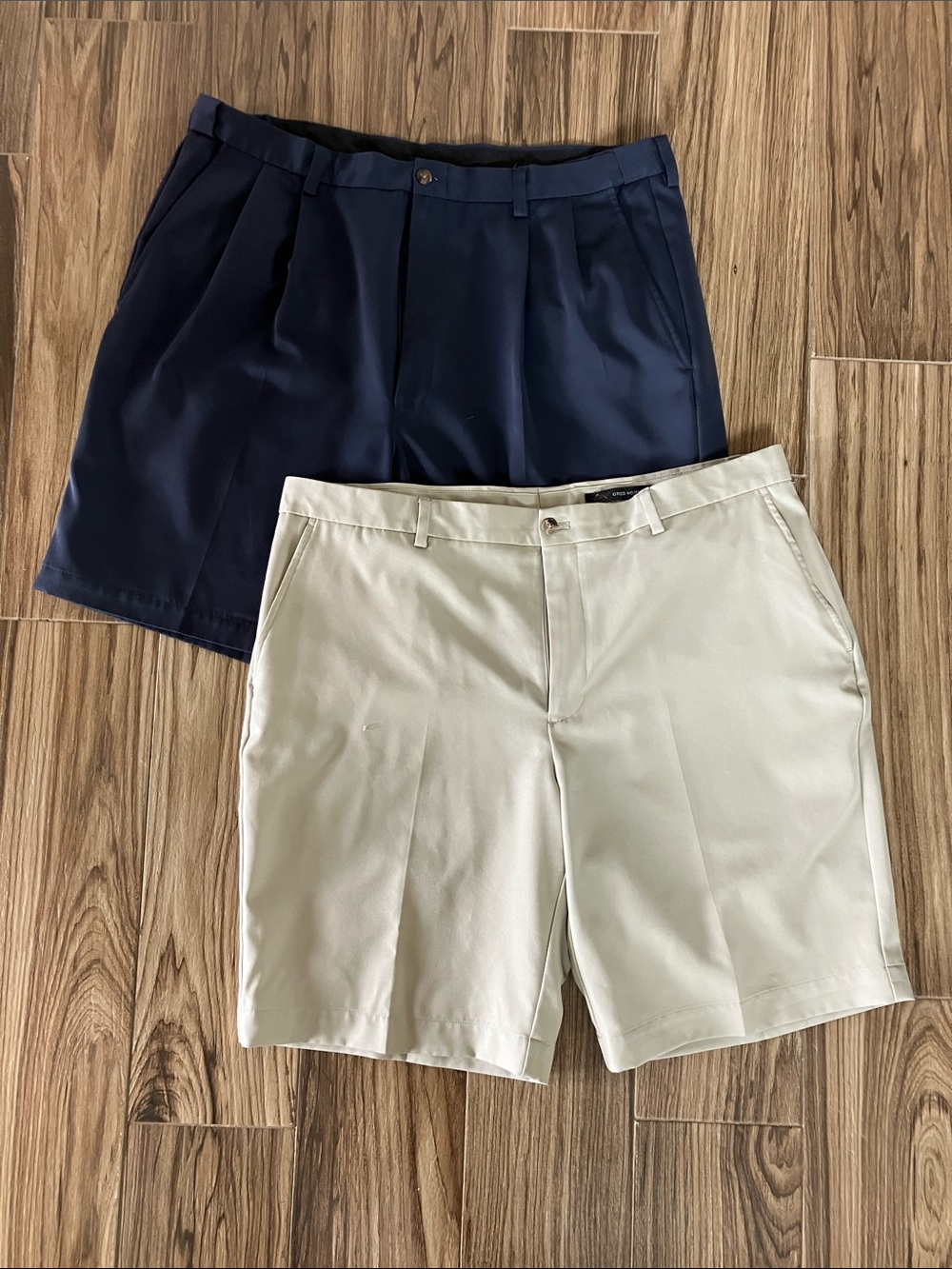 Men's Wrinkle-Free Shorts in Navy and Light Beige